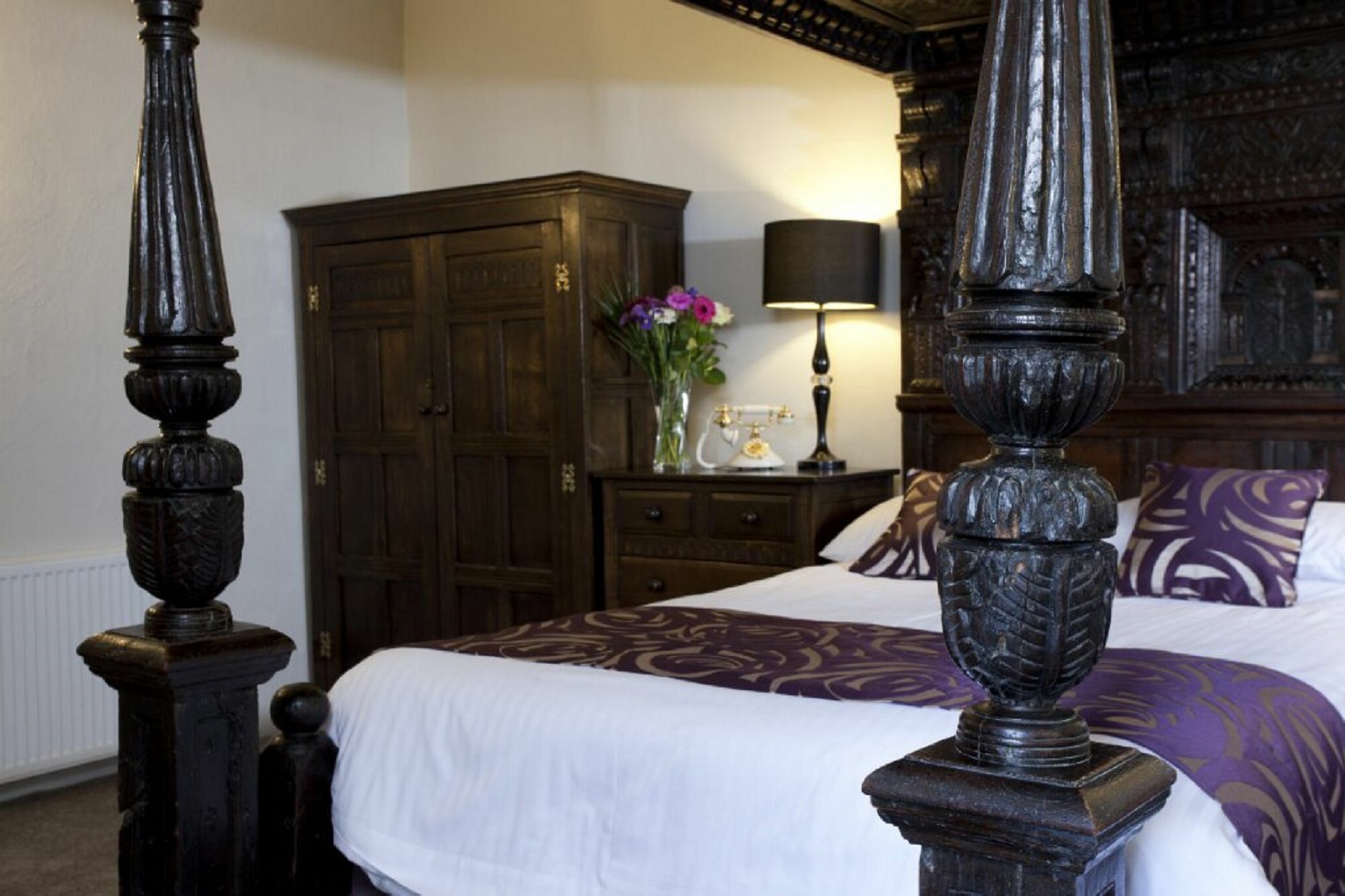 Boringdon Hall Hotel And Spa Plymouth Eksteriør billede The bed in the room